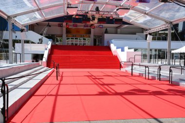 Fransa, Fransız Rivierası, Cannes, Palais des Festivals 'in merdivenlerindeki ünlü kırmızı halı, Uluslararası Film Festivali için altın palmiye ile ödüllendirildi..