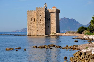 Fransa, Fransız Rivierası, Cannes, Lerins Adaları, Saint Honorat Adası, kale manastırı tarihi bir anıttır..