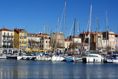 Fransa, Fransız Rivierası, Golfe Juan şehri 1815 Mart 'ında Napolyon' un, Vallauris ise seramik ve Pablo Picasso 'nun çıkarılışıyla ünlü oldu..