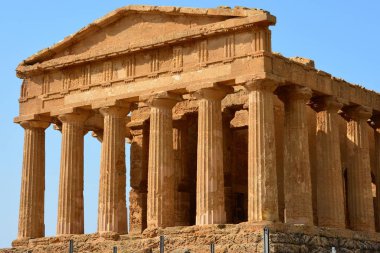 İtalya, Sicilya 'da, tapınaklar vadisindeki Konkord tapınağı, Yunan antik çağları tarafından en çok korunan ve UNESCO' nun dünya mirası olarak sınıflandırılan tapınaklardan biri. Agrigente arkeoloji parkı çok meşhurdur..