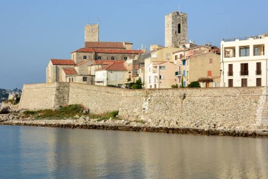 Fransa, Fransız Riviera, Antibes, eski kasaba ve Gravette plajından görünen surlar. İki antik saray kulesi Grimaldi kalesi ve katedrale entegre edildi..