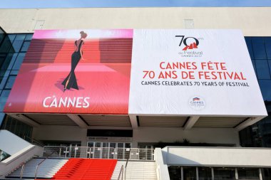 Fransa, Fransız Rivierası, Cannes, Uluslararası Film Festivali 'nin 70. yıldönümünü kutlamak için ünlü sinema şehrindeki Kongre Merkezi' nin cephesinde bir poster..