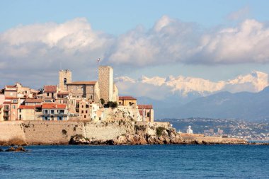 Fransa, Fransız Rivierası, Antibes, surları, kalesi, müzesi ve bulutlarda karlı Mercantour kütlesi olan eski kasaba..
