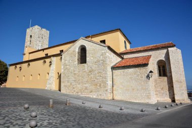Fransa, Fransız Rivierası, Antibes, 12. yüzyıldan kalma Notre Dame-de-la-Platea Katedrali, Sarazen Kulesi çan kulesine dönüştürüldü..