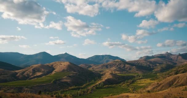 Horská Krajina Výhledem Údolí Vinicemi Rychle Pohybujícími Mraky Výstřel Technologii — Stock video