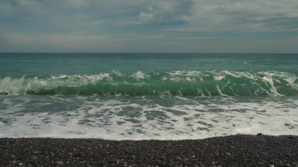 Krásné Velké Vlny Pěnou Narážející Oblázkové Pobřeží Slunečného Dne Výstřel — Stock video