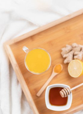 Zerdeçal çayı için malzemeler. Limon, zencefil, tarçın ve zerdeçal içeren sağlıklı ayurvedik içeceği. Bağışıklık güçlendirici ilaç.