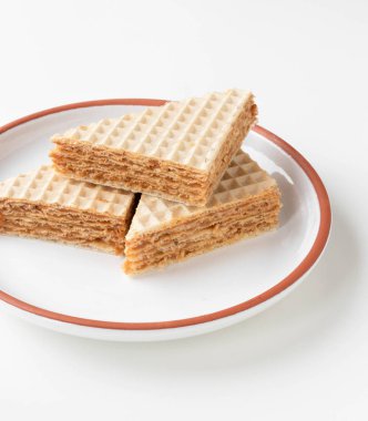 Yoğunlaştırılmış sütlü taze ev yapımı waffle keki. Beyaz bir arkaplanda.