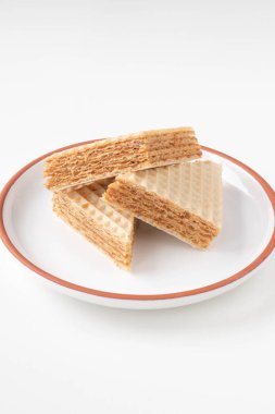 Yoğunlaştırılmış sütlü taze ev yapımı waffle keki. Beyaz bir arkaplanda.