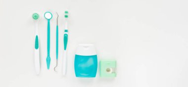 Beyaz arka planda diş fırçası ve hijyen ürünleri. Üst görünüm.