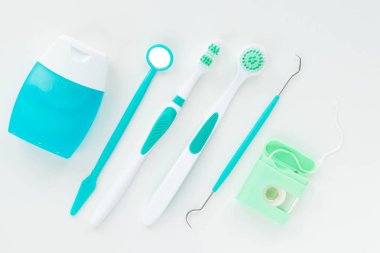 Beyaz arka planda diş fırçası ve hijyen ürünleri. Üst görünüm.