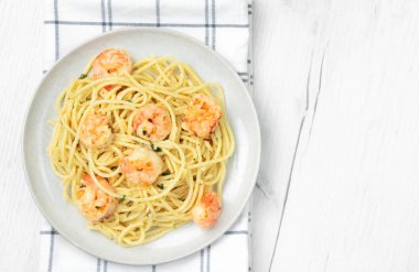 Hafif arka planda karidesli makarna. Üst görünüm