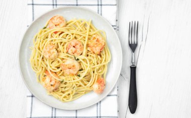 Hafif arka planda karidesli makarna. Üst görünüm