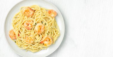 Hafif arka planda karidesli makarna. Üst görünüm