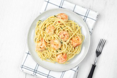 Hafif arka planda karidesli makarna. Üst görünüm