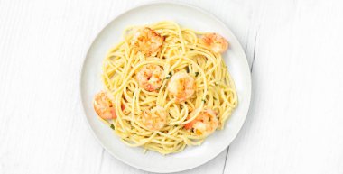 Hafif arka planda karidesli makarna. Üst görünüm