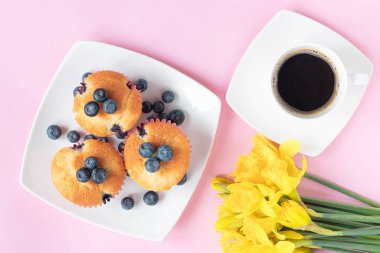  Yabanmersinli kek ve bir fincan kahve. Mükemmel bir kahvaltı ve günün başlangıcı. Üst görünüm