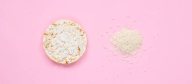 Beyaz hediye kutusu. Kırmızı kurdeleli. Beyaz arka plan. Yılın herhangi bir zamanında tatil zamanı.