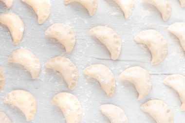 Hamur köfteleri. Ahşap bir masada patatesli hamur tatlısı. Mutfakta hamur köftesi pişiriyorum. Üst görünüm