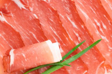 Yeşillikli jambon ve İspanyol jambonu. Geleneksel İspanyol jambonu dilimleri. Üst görünüm