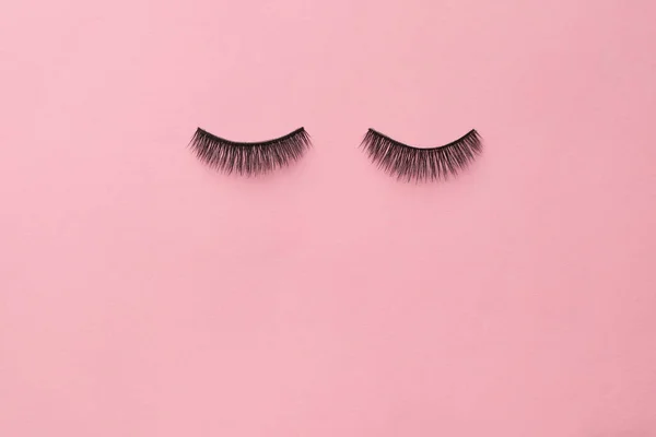 Valse Wimpers Een Roze Achtergrond Accessoire Voor Make Bovenaanzicht — Stockfoto