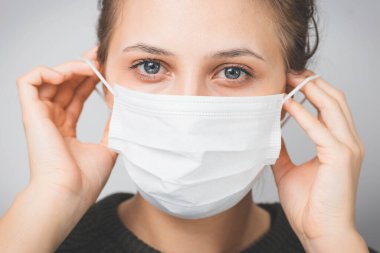 Tıbbi maske takan kadın. Virüslere ve enfeksiyonlara karşı koruma. Evde kal, Corona virüsü..