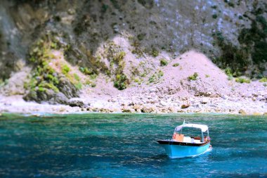 Capri Adası, İtalya 'da yalnız bir tekne. Barca solitaria sull 'isola di Capri, İtalya