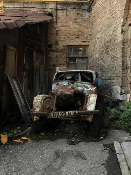 Carro Velho Centro Cidade — Fotografia de Stock