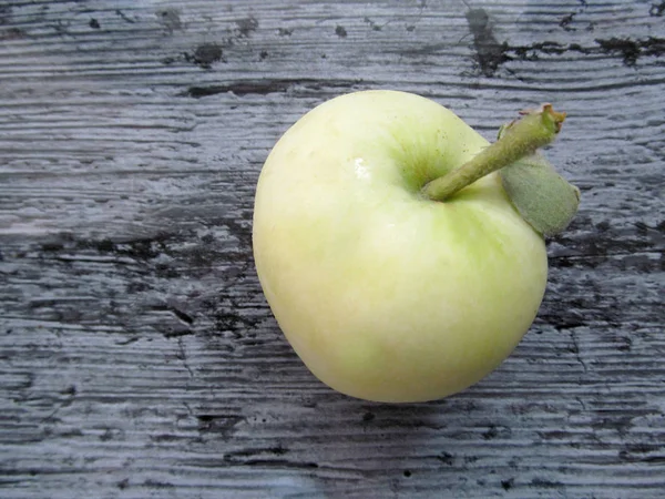 Ένα Πράσινο Μήλο Σκούρο Φόντο — Φωτογραφία Αρχείου
