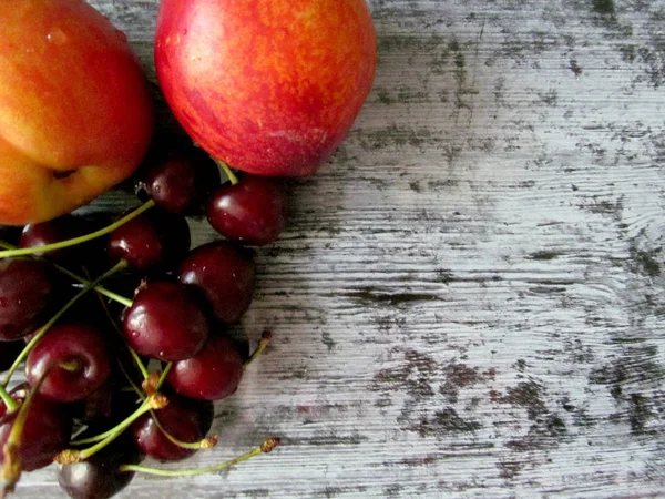 Frutos Terminados Sobre Fondo Gris Cereza Melocotones Sobre Fondo Oscuro — Foto de Stock