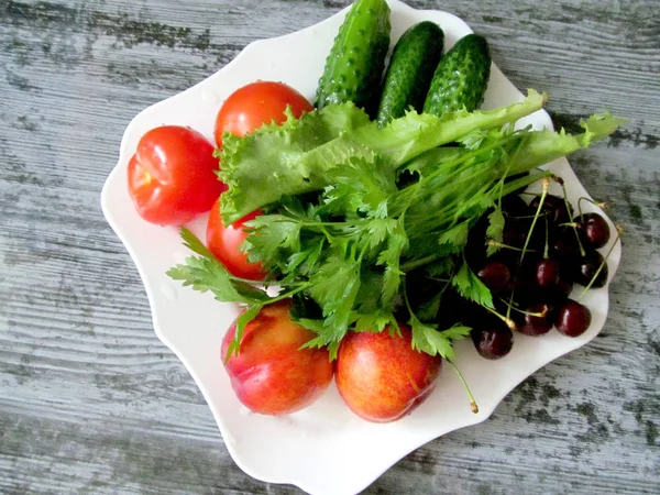 Olika Grönsaker Och Frukter Plats Tomater Gurkor Sallad Körsbär Mörk — Stockfoto