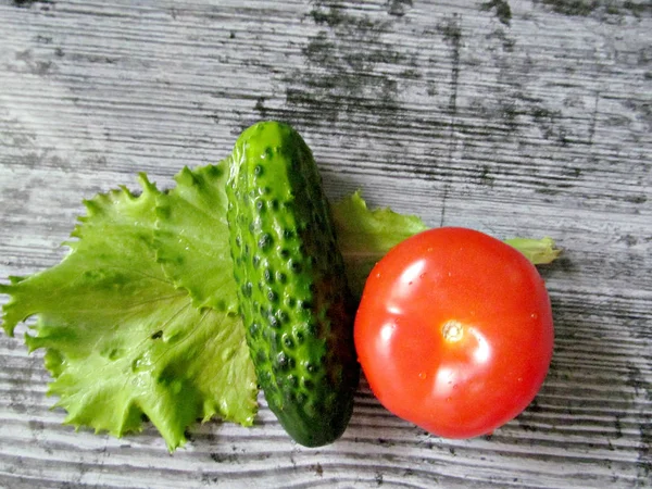 Verschiedene Gemüsesorten Auf Dunklem Hintergrund Gurken Tomaten Und Salat — Stockfoto