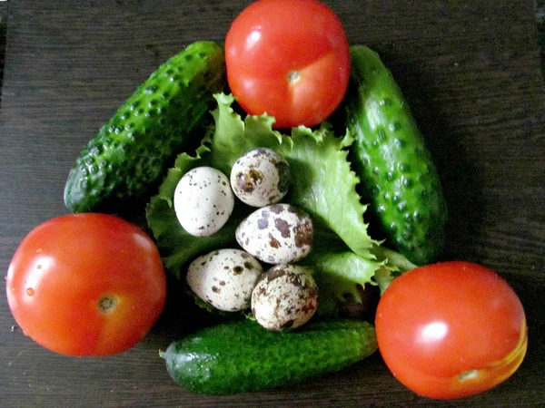 Verschiedene Gemüsesorten Salat Tomate Wachteleier Dill Gurke Auf Schwarzem Hintergrund — Stockfoto