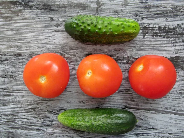 Tomaten Und Gurken Vor Dunklem Hintergrund Diätprodukte — Stockfoto