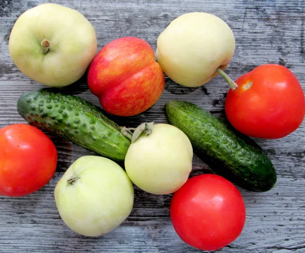 Різні Овочі Фрукти Темному Тлі Яблука Персики Огірки Помідори — стокове фото