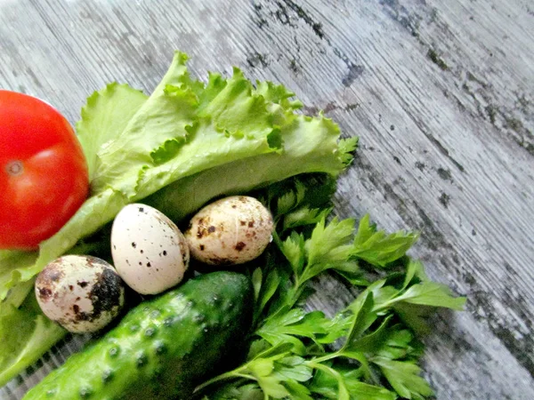 Alimentos Dietéticos Útiles Varias Verduras Lechuga Huevos Codorniz Eneldo Pepino — Foto de Stock