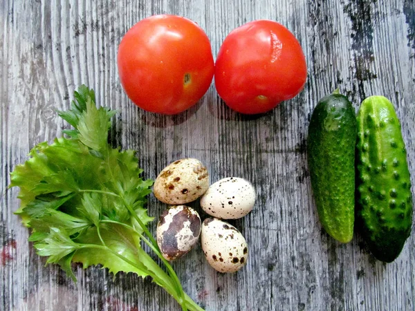 Alimentos Dietéticos Útiles Varias Verduras Lechuga Tomate Huevos Codorniz Eneldo — Foto de Stock