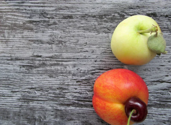 Varias Frutas Melocotón Manzana Sobre Fondo Oscuro Lugar Para Texto — Foto de Stock