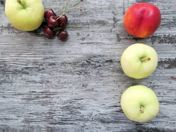 Διάφορα Φρούτα Σκούρο Φόντο Ροδάκινα Κεράσι Μήλα Θέση Για Κείμενο — Φωτογραφία Αρχείου
