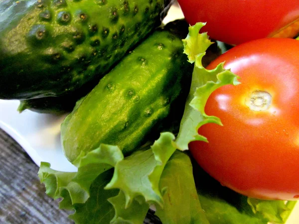 Varias Verduras Primer Plano Plato Pepino Tomate Lechuga Ingredientes — Foto de Stock