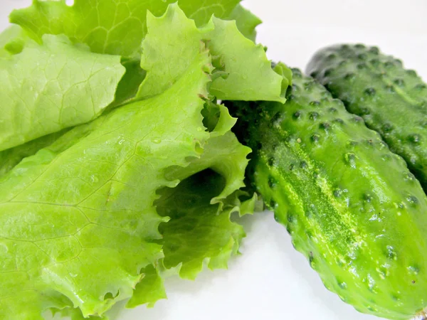 Διάφορα Λαχανικά Σαλάτα Και Αγγούρια Λευκό Φόντο Closeup — Φωτογραφία Αρχείου