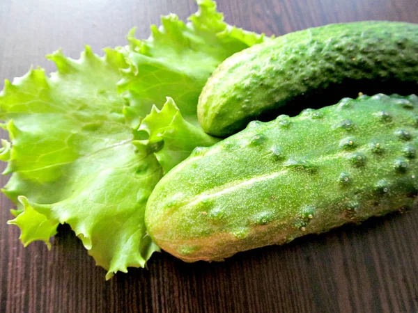 Salat Und Gurken Auf Dunklem Hintergrund Großaufnahme Gesunde Ernährung — Stockfoto