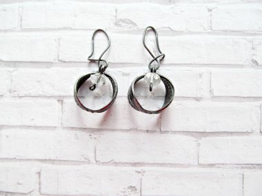 Beyaz arka planda iki küpe..