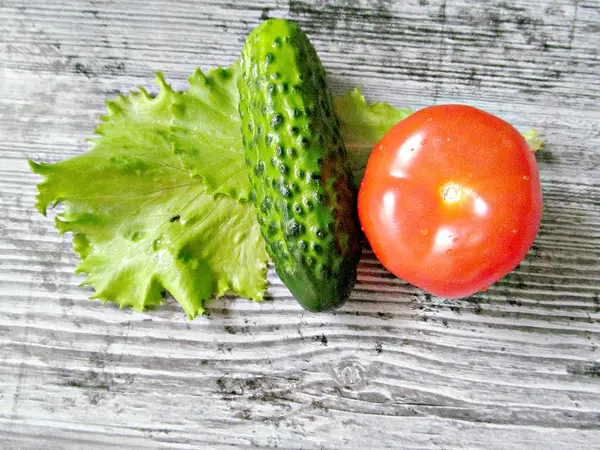 Olika Grönsaker Mörk Bakgrund Sallat Gurka Och Tomat — Stockfoto