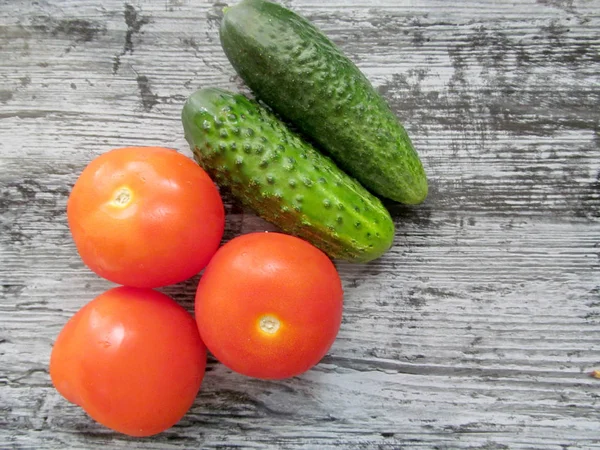 暗い背景に様々な野菜 キュウリとトマト 健康食品 — ストック写真