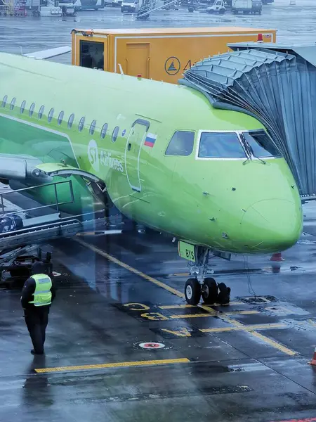 Avión Verde Está Domodedovo Esperando Que Despeguen Los Pasajeros — Foto de Stock