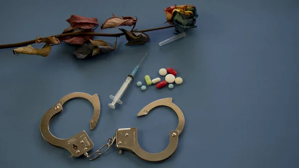 Želízka Pilulkami Formě Léků Symbolizujících Drogovou Závislost — Stock fotografie