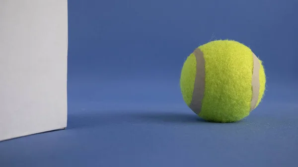 Una Pelota Tenis Amarilla Encuentra Junto Signo Blanco Sobre Fondo — Foto de Stock