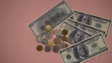 Rus rubleli yüz dolarlık banknotlar. 