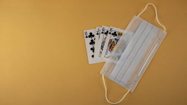 Tıbbi maske takan Royal floş kombinasyonu.